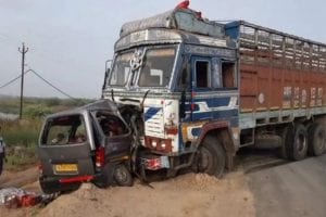 Gujarat: आणंद में दर्दनाक सड़क हादसा, कार और ट्रक की टक्कर में एक परिवार के 10 लोगों की मौत
