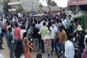 UP: कानपुर में BJP नेता और उसके समर्थकों ने हिस्ट्रीशीटर को पुलिस हिरासत से छुड़वाया, वीडियो वायरल