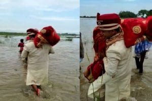 Bihar: बाढ़ के पानी में फंसी दुल्हन, तो दूल्हे ने अपनी गोद में उठाकर पार कराई नदी, वीडियो वायरल