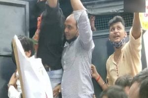 शिवसेना-BJP कार्यकर्ताओं के बीच आपसी भिड़त, शिवसैनिकों ने की हदें पार, लगा महिलाओं की पिटाई का आरोप