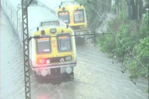 Mumbai Rain: मुंबई में भारी बारिश के साथ हुआ मानसून का आगाज, डूबीं रेल की पटरियां, CST के पास लोकल हुई ठप