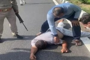 Meerut: सड़क पर बेहोश पड़े शख्स पर गई संजीव बालियान की नजर, गाड़ी से उतरकर पहुंचाया अस्पताल