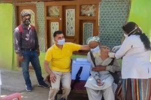 Jammu Kashmir: 118 साल के बुजुर्ग शेर मोहम्‍मद ने लगवाई वैक्सीन, कहा- जितनी जल्दी हो सके सभी लगवाएं टीका