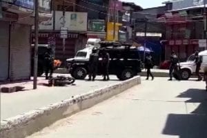 Jammu Kashmir: सोपोर में नाके पर आंतकियों ने किया हमला, 2 पुलिसकर्मी शहीद, 1 नागरिक की गई जान
