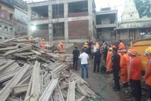 Varanasi: काशी विश्वनाथ धाम में बड़ा हादसा, जर्जर इमारत गिरने से दो की मौत, 6 घायल
