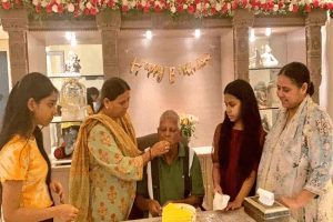 Lalu Prasad Yadav: लालू ने दिल्ली में जन्मदिन पर काटा केक, मीसा भारती ने शेयर की तस्वीर