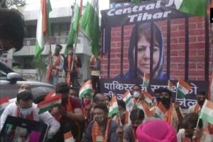 Jammu-Kashmir: PM की बैठक से पहले महबूबा के खिलाफ लोगों का फूटा गुस्सा, जेल में डालने की मांग की