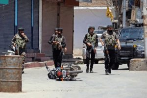 Jammu Kashmir: सोपोर में नाके पर आंतकियों ने पुलिस और CRPF की संयुक्त टीम पर किया हमला, 2 पुलिसकर्मी शहीद