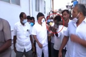 अपनी ही पार्टी के कार्यकर्ता को कांग्रेसी नेता डीके शिवकुमार ने जड़ा जोरदार थप्पड़, वीडियो देख लोग बोले- ‘What the Hell’