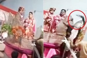 Viral Video: स्टेज पर दुल्हन के साथ था दूल्हा, ‘मां’ आई और मेहमानों के सामने चप्पल से पीट दिया!