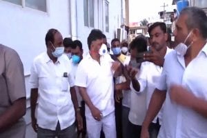 Karnataka: अपने पार्टी के कार्यकर्ता को थप्पड़ मरने पर बुरे फंसे कांग्रेस नेता शिवकुमार, लोगों ने लगाई क्लास, BJP हुई हमलावर