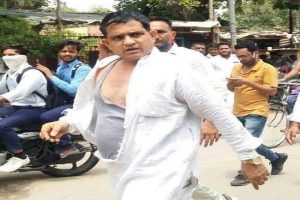 Rajasthan: गहलोत सरकार में अराजकता चरम पर, विरोध प्रदर्शन में भाजपा विधायक के साथ हुई बदसलूकी, फाड़े कपड़े