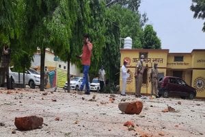 Uttar Pradesh: ब्लॉक प्रमुख चुनाव के नामांकन के दौरान हुआ हंगामा, कहीं चली गोली तो कहीं फेंके गए पत्थर