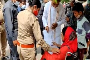 UP: सरकारी आवास के बाहर बैठी दिव्यांग महिला से मिले डिप्टी CM केशव प्रसाद मौर्य, शेयर किया Video