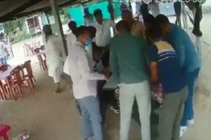 Gujarat: जब ढाबे पर बैठे बदमाशों को पुलिस ने फिल्मी स्टाइल में दबोचा, देखें Viral Video