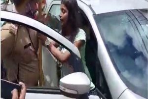 Barakanki: महिला ने बीच सड़क किया हाईवॉल्टेज ड्रामा,दरोगा के साथ की बदसलूकी, धक्का देकर गिराई टोपी