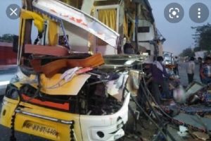 UP: बाराबंकी में भीषण सड़क हादसा, डबल डेकर बस को ट्रक ने मारी टक्कर, 18 की मौत