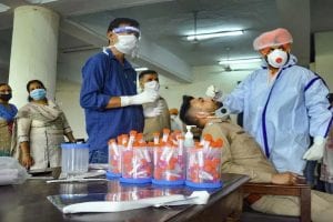 Coronavirus: अगर नहीं संभले लोग तो जल्द कोरोना की तीसरी लहर की चपेट में होगा भारत, सरकार लगातार दे रही है चेतावनी