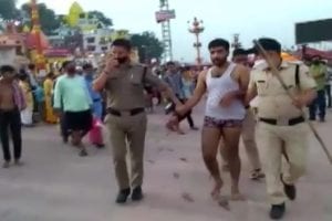 Haridwar: हर की पौड़ी पर हुक्का पार्टी करने वाले पर्यटकों पर केस दर्ज, वायरल हो रहा Video