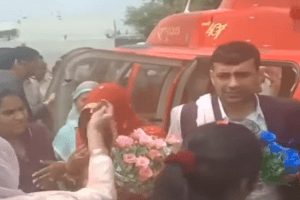 Harayana: हेलिकॉप्टर से उतरी दुल्हन तो देखने उमड़ पड़ा पूरा गांव, देखें वीडियो