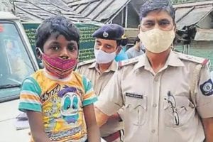 Himachal Pradesh: हाथ में डंडा लेकर लोगों को मास्क के लिए टोक रहा था बच्चा, पुलिस ने किया सम्मानित, Viral हुआ था Video