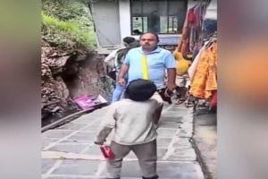 Himachal Pradesh: डंडा दिखाकर लोगों को कुछ इस तरह से मास्क के लिए प्रेरित कर रहा मासूम, देखें Viral Video