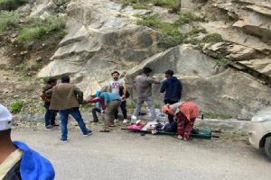 Himachal News: हिमाचल में भूस्खलन से टूटा पुल, पर्यटकों की गाड़ी पर गिरे पत्थर, नौ की मौत, तीन घायल