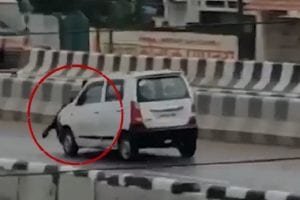 दिल दहला देगा कानपुर का ये वीडियो, लखनऊ-कानपुर फ्लाईओवर पर तेज रफ्तार कार ने युवक को घसीटा