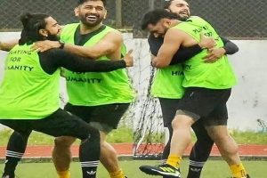 फुटबॉल मैच ग्राउड पर धोनी के साथ मैच खेलते रणवीर सिंह, यहां देखें मजेदार Video
