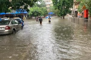 Mumbai Weather Updates: भारी बारिश से बेहाल हुई मायानगरी मुंबई, सड़क-रेलवे-पुलिस स्टेशन सब पानी-पानी