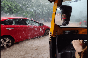 In Pics: मुंबई में मूसलाधार बारिश से हुई मुसीबत, पानी में डूबी सड़कें