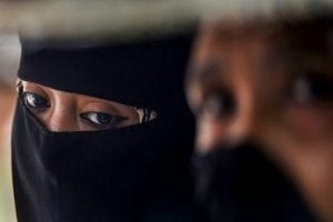 Hijab Row: हिजाब विवाद ने और तूल पकड़ा, अब अलीगढ़ में बुर्का जलाने की कोशिश