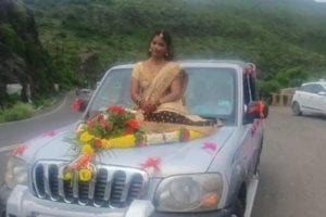 Pune: कार की बोनट पर बैठकर शादी करने पहुंची दुल्हन, वीडियो वायरल, 4 पर केस दर्ज