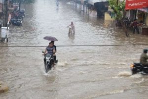 Sri Lanka: श्रीलंका में तेज हवाओं के साथ हो रही तेज बारिश, 14 लोगों की हुई मौत