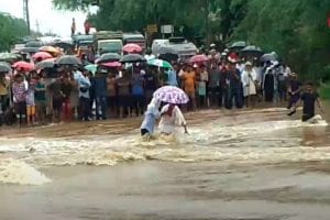 Rajasthan: तेज बारिश से बेहाल कई शहर, देखते ही देखते पानी में बहे दो युवक, देखें वीडियो