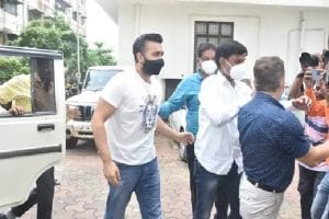 Raj Kundra: पॉर्न मामले में गिरफ्तार हुए राज कुंद्रा की जेल के बाहर से तस्वीरें आईं सामने, यहां देखें