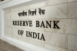 RBI MPC: लोन लेने वालों को थोड़ी राहत, रिजर्व बैंक के रेपो रेट में बदलाव न करने से नहीं बढ़ेगी EMI