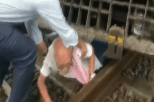 Mumbai: ट्रेन के नीचे था बुजुर्ग का आधा शरीर, लेकिन फिर 2 मिनट बाद बाहर निकला जिंदा