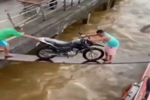 Viral Video:  नदी पार करने के लिए युवक ने लगाया ऐसा जुगाड़ कि Viral हो गया Video, मजे ले रहे लोग