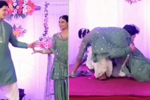 Viral Video: दुल्हन को लेकर स्टेज पर गिर पड़ा दूल्हा, सोशल मीडिया पर वायरल हो रहा वीडियो