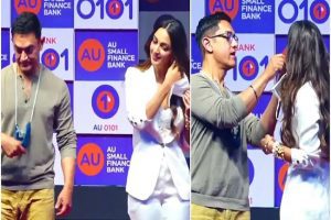 Bollywood: जब कार्यक्रम के दौरान उलझ गया कियारा आडवाणी का मास्क, उसे सुलझाने आगे आए आमिर खान (वीडियो वायरल)