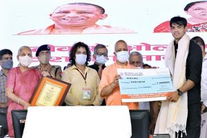Uttar Pradesh: अटल बिहारी वाजपेयी स्टेडियम में ओलंपिक खिलाड़ियों का सम्मान समारोह, सीएम योगी ने किया सम्मानित