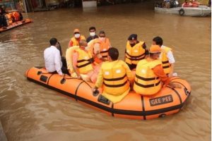Uttar Pradesh: बाढ़ ने मचाई तबाही, वाराणसी में ग्राउंड जीरो पर हालात का जायजा लेने पहुंचे सीएम योगी, बोट से कर रहे निरीक्षण
