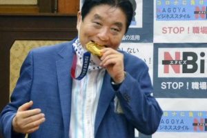 Tokyo Olympic: मेयर ने दांत से चबाया तो टूट गया महिला खिलाड़ी का ओलंपिक में कमाया गोल्ड मेडल, सोशल मीडिया पर भड़के लोग, इस्तीफे की उठी मांग