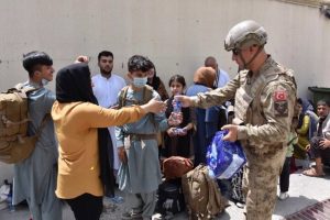 Afghanistan: काबुल एयरपोर्ट पर बुरे हालात, लोग भूखे-प्यासे रहने को मजबूर, 3,000 रुपये में मिली रही पानी की एक बोतल