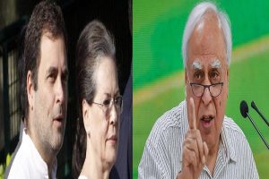 गांधी परिवार के बिना हुई कपिल सिब्बल की डिनर पार्टी में कांग्रेसी नेता ने कहा- कांग्रेस को मजूबती देने के लिए ‘एक परिवार’ से होना होगा मुक्त