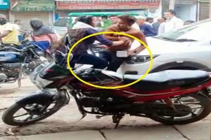 Greater Noida: बीच चौराहे पर लड़की ने बरसाये युवक पर लात-घूसे, लड़के पर छेड़खानी का आरोप, वीडियो वायरल