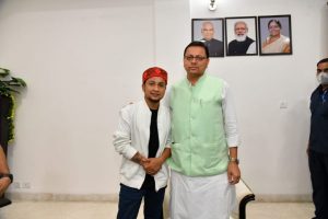 Uttarakhand: ‘Indian Idol 2021’ के विनर पवनदीप राजन से मिले सीएम पुष्कर धामी, देखिए तस्वीरों में