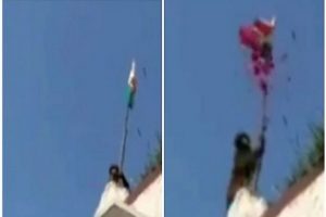 Viral Video: स्कूल की छत पर बंदर ने इस तरह फहराया झंडा, सोशल मीडिया पर वायरल हुआ वीडियो