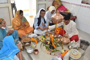 सावन के दूसरे सोमवार पर उत्तराखंड के सीएम पुष्कर सिंह धामी ने मुख्यमंत्री आवास पर की पूजा, गौ माता से लिया आशीर्वाद